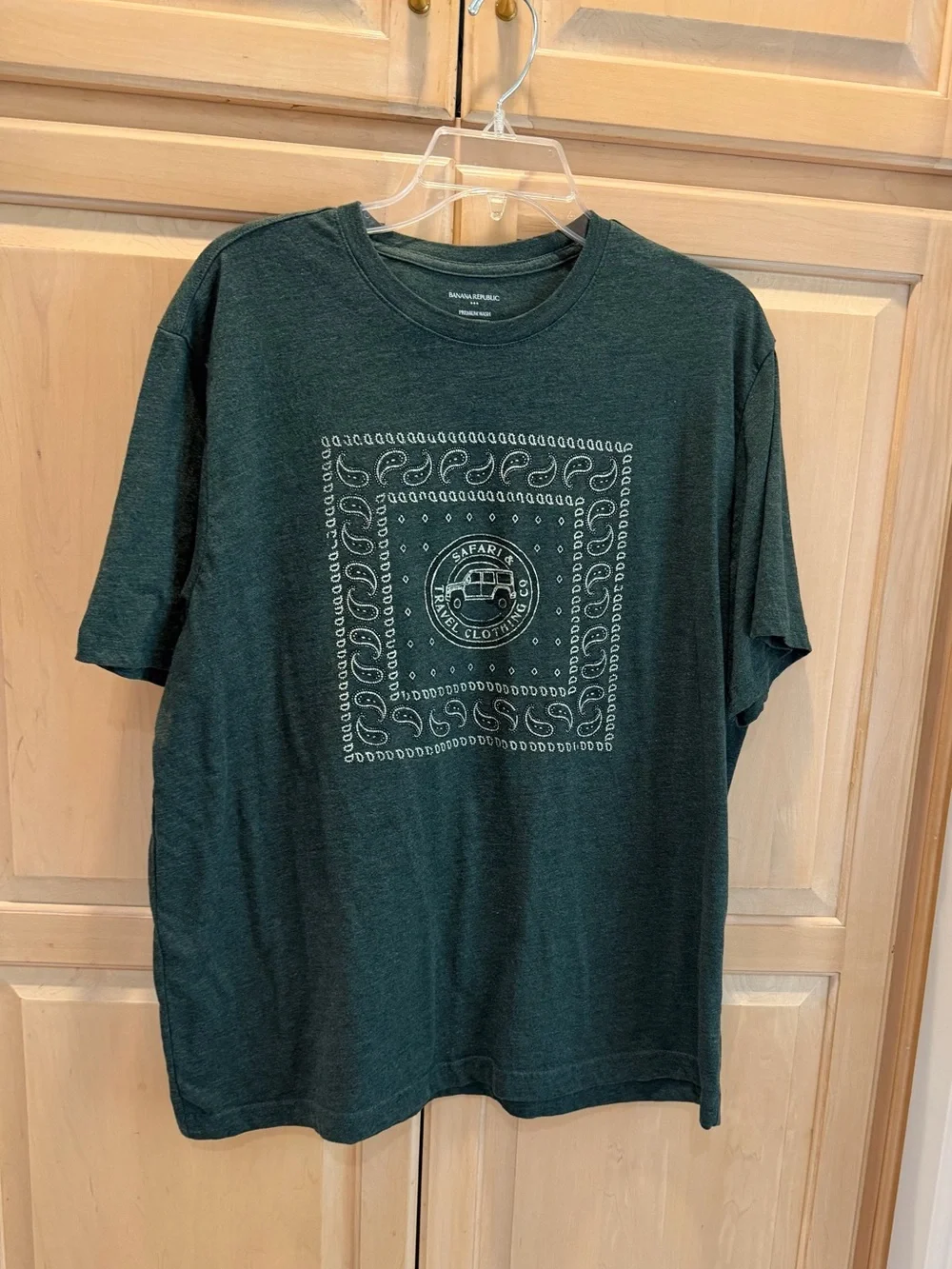 Banana Republic Green Crewneck Tee w/ Cream Bandana Print XL
